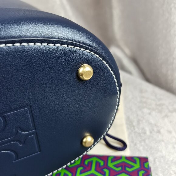 Brand new Tory Burch T Monogram Leather Bucket Bag In dark blue - Picture 7 of 16